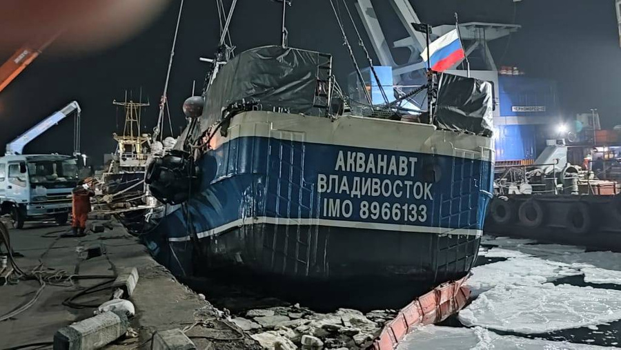 Поднятое на поверхность судно "Акванавт". Фото © ВКонтакте / Морская спасательная служба