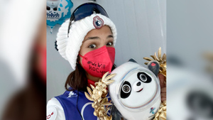 Лыжница Степанова предстала перед журналистами в маске с надписью #wewillROCyou