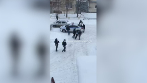Еле стоит на ногах: Очевидцы сняли момент задержания стрелка из Среднеуральска, который убил жену