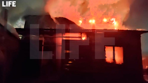 Сгоревший дом в Якутии, где погибла семья с четырьмя детьми. Фото © LIFE