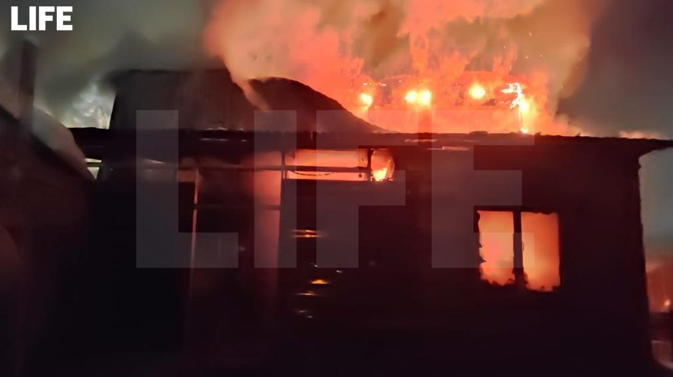 Сгоревший дом в Якутии, где погибла семья с четырьмя детьми. Фото © LIFE