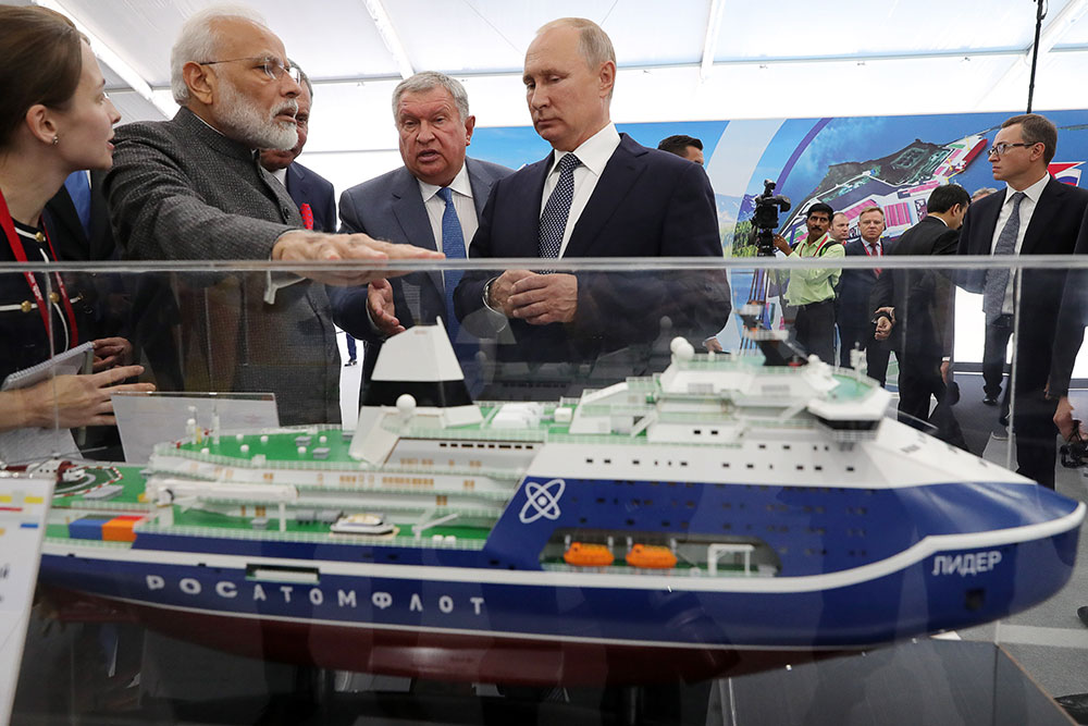 Владимир Путин (в центре слева направо) у макета сверхмощного атомного ледокола "Лидер". Фото © ТАСС / Михаил Климентьев