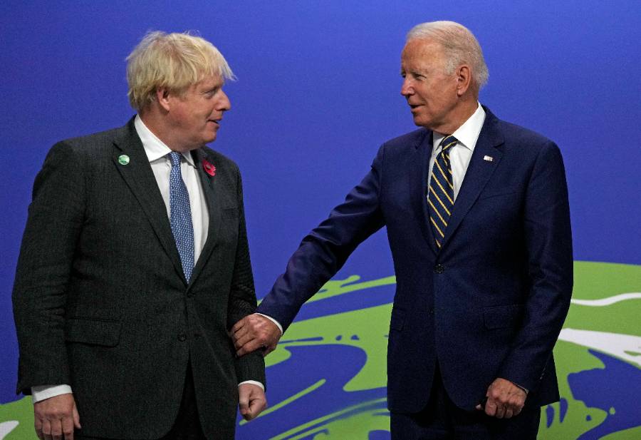 Премьер-министр Великобритании Борис Джонсон (слева) и президент США Джо Байден (справа). Фото © ТАСС/АР