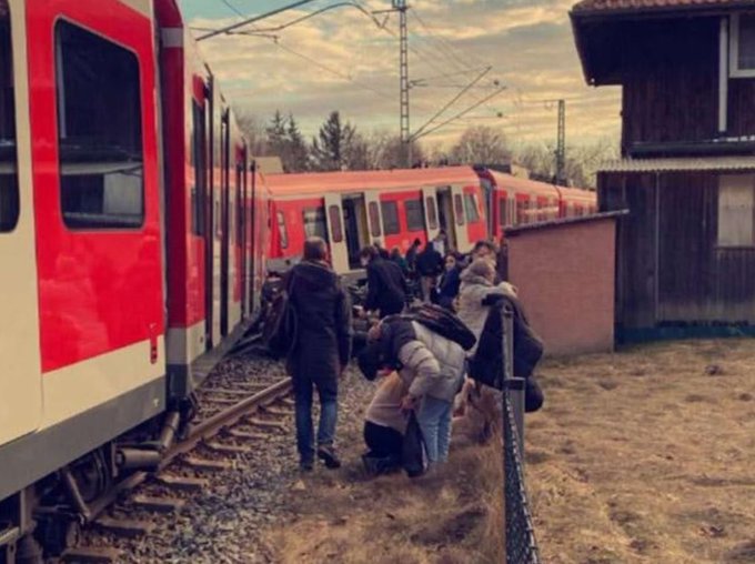 <p>Последствия столкновения двух поездов в Мюнхене. Фото © Twitter / <a href="https://twitter.com/IanHardie9018/status/1493278595552522240" target="_blank" rel="noopener noreferrer">IanHardie9018</a></p>