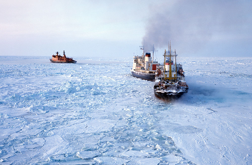 Атомный ледокол ведёт караван судов в Чукотском море. Фото © ТАСС / Юрий Ильенко