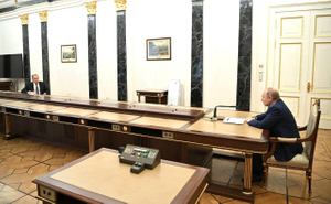 Песков объяснил Лайфу, почему встреча Путина и Лаврова проходила за шестиметровым столом