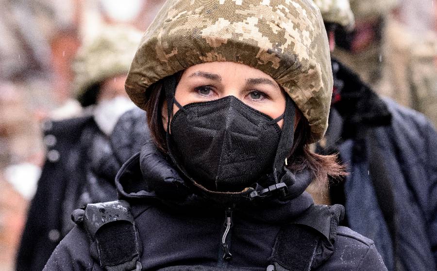 <p>Анналена Бербок в Донецкой области. Фото © ТАСС / EPA</p>