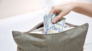 Стало опасно хранить деньги под подушкой: Что грозит наличным накоплениям и как их защитить
