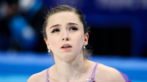 Камила Валиева упала с тройного акселя на тренировке короткой программы на Олимпиаде