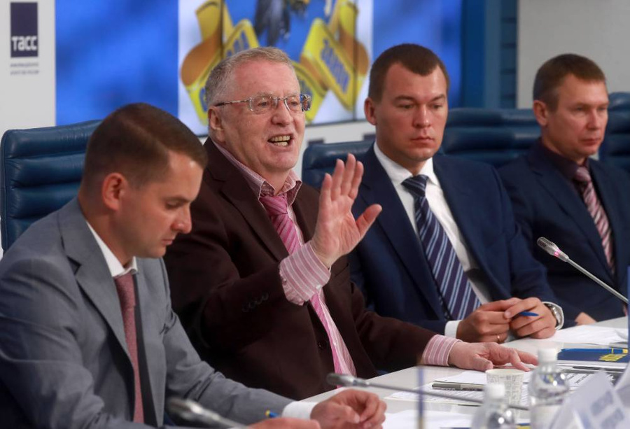 Ярослав Нилов, Владимир Жириновский и Михаил Дегтярёв (слева направо). Фото © ТАСС / Сергей Фадеичев