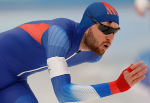 Российский конькобежец показал средний палец после заезда на Олимпиаде и извинился за это