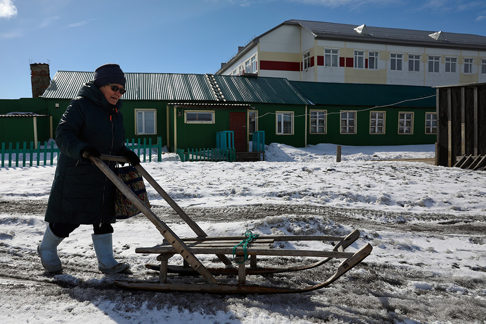 Пенсионерка в посёлке Индига в Заполярном районе Ненецкого автономного округа. Фото © ТАСС / Сергей Мальгавко