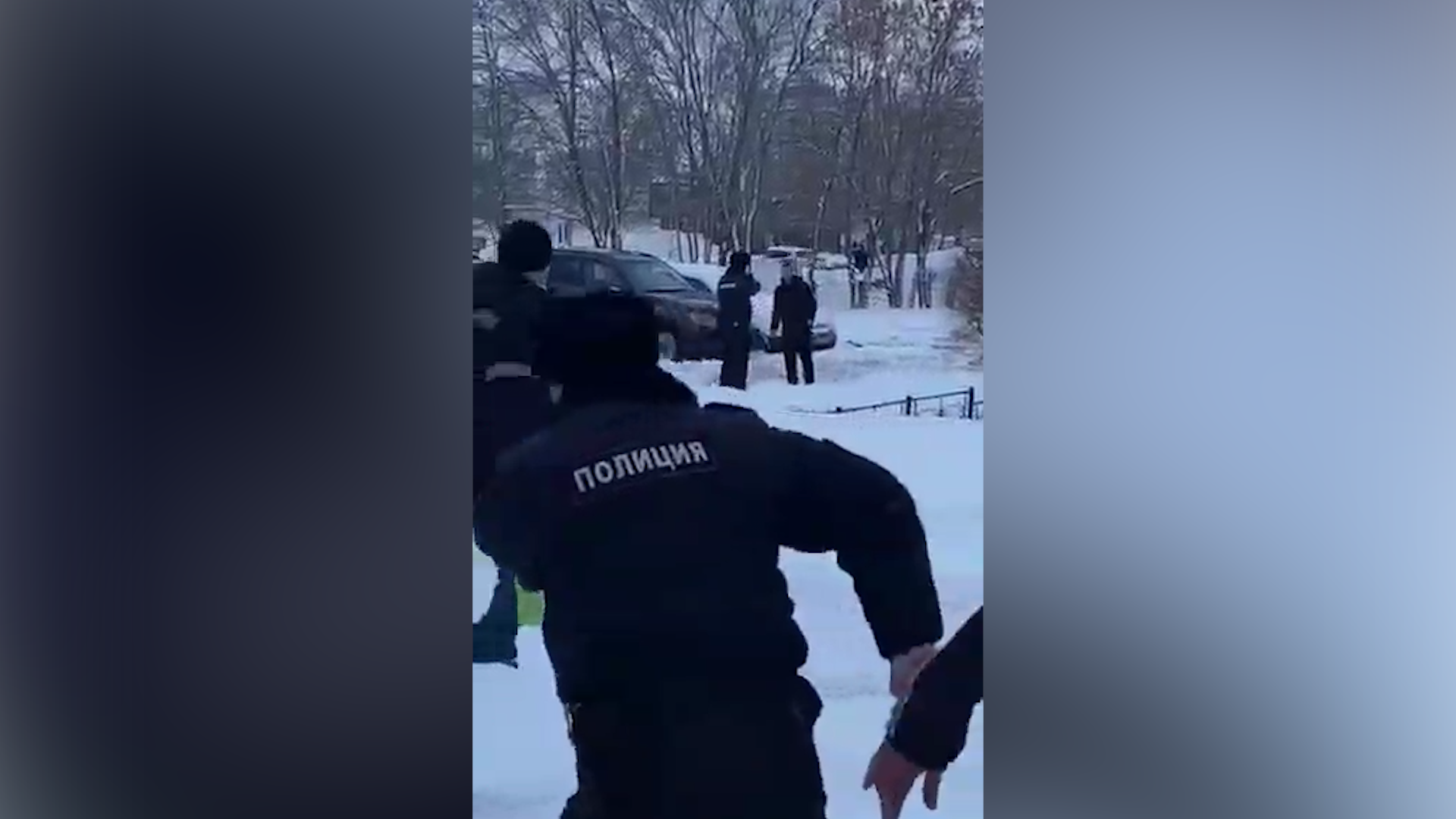 Полиция задерживает преступника с ножом с оружием. Полицейский стрелял в воздух дебошир в Оренбурге. Задержание прокуроров в Оренбурге.