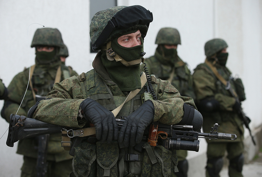 Солдаты без опознавательных знаков в Крыму на границе с Украиной. Фото © Getty Images / Sean Gallup