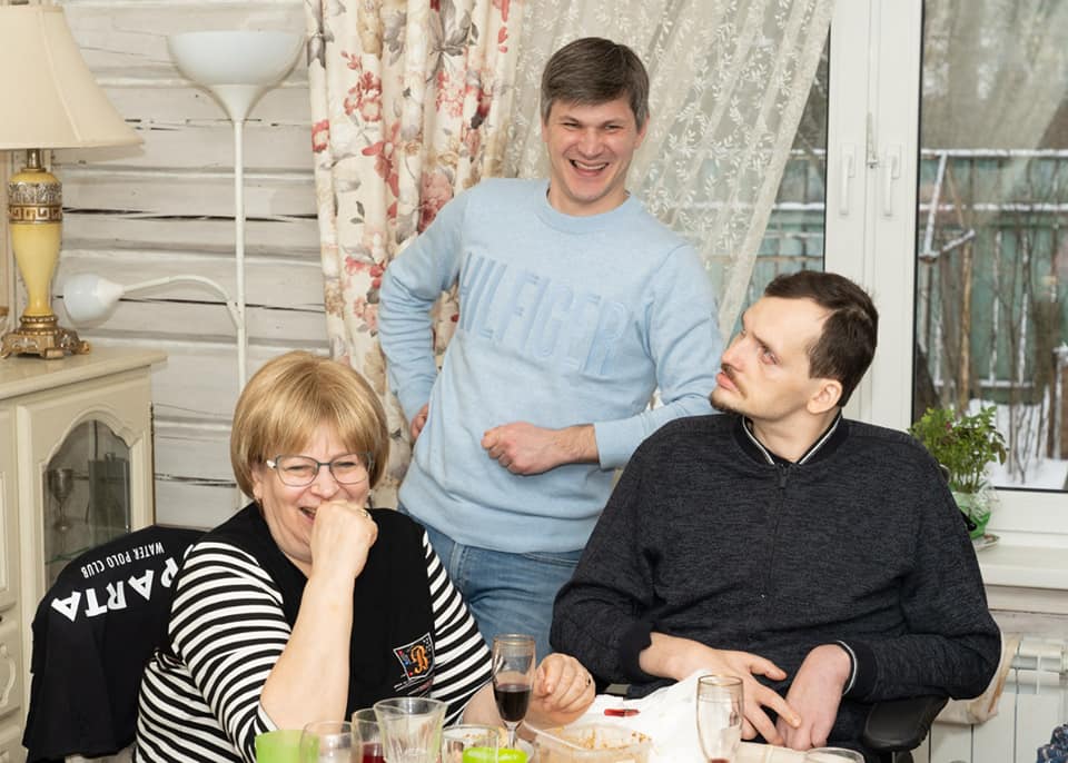 Алексей Янин с мамой и другом на своём дне рождения. Фото © Facebook / Ольга Янина