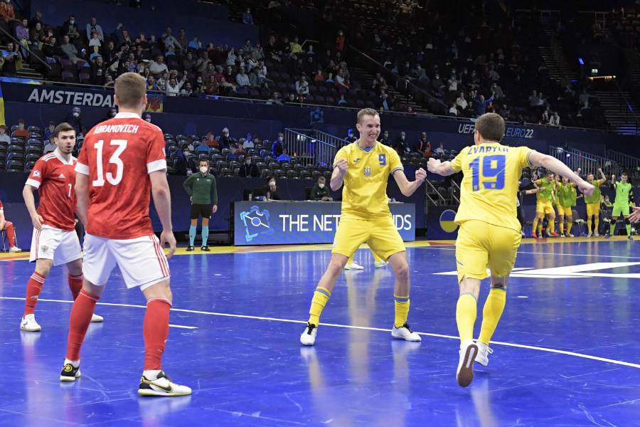УЕФА открыл дело против Украинской ассоциации футбола из-за фанатов, оскорблявших россиян