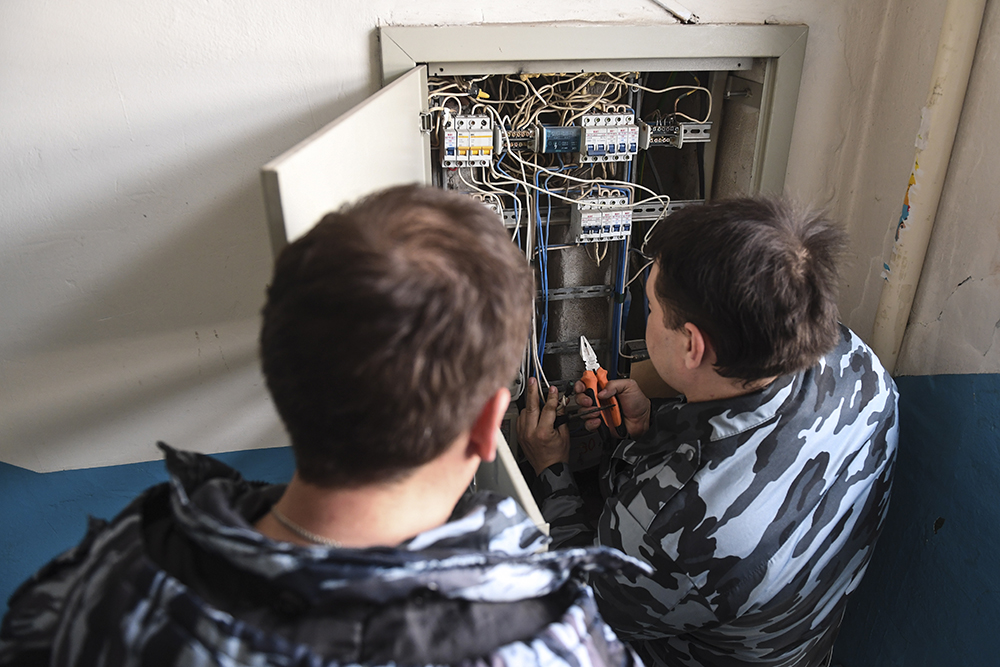 Установка индивидуальных приборов учёта электроэнергии, холодной и горячей воды. Фото © ТАСС / Кирилл Кухмарь