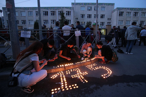 Число 175, выложенное из свечей, у школы № 175 в Казани, где в результате стрельбы погибло по меньшей мере девять человек. Фото © ТАСС / Егор Алеев