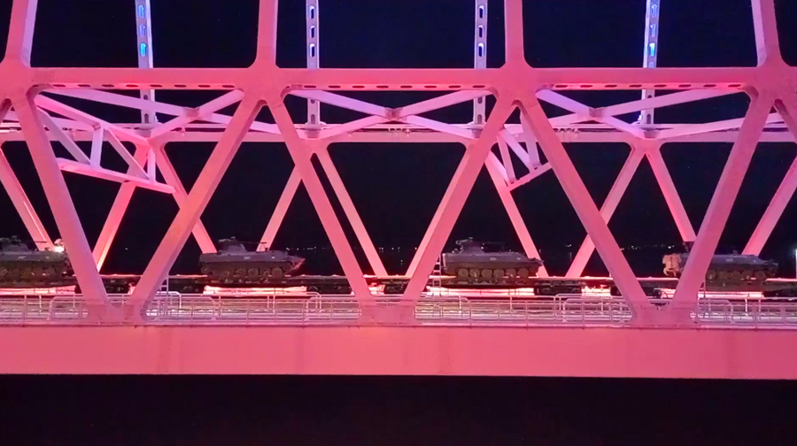 Российская военная техника пересекла Крымский мост, возвращаясь с учений. Кадр видео © Минобороны РФ