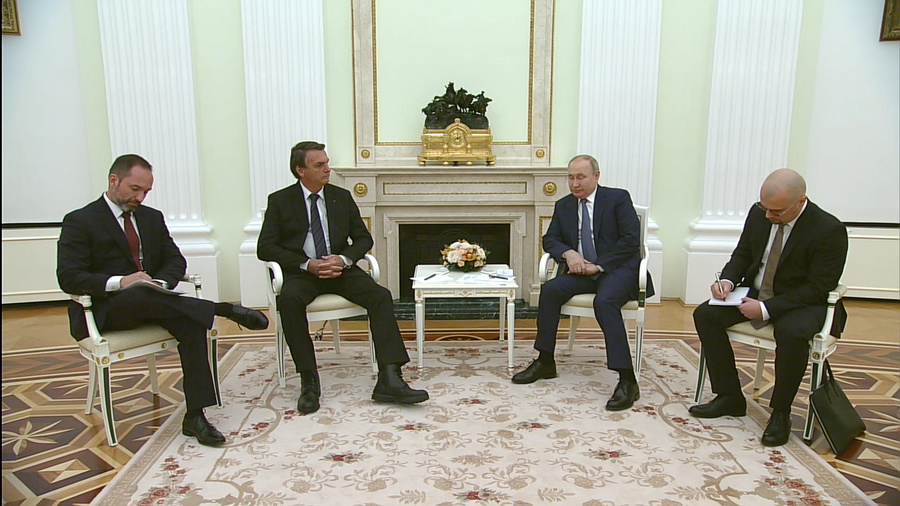 <p>Путин проводит переговоры с президентом Бразилии в Кремле у камина. Кадр из видео © LIFE</p>