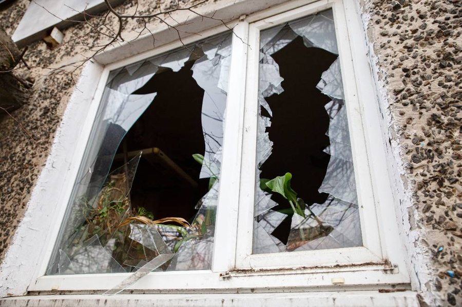 <p>Последствия обстрела села в ЛНР украинскими военными. Фото © ТАСС / Александр Река</p>