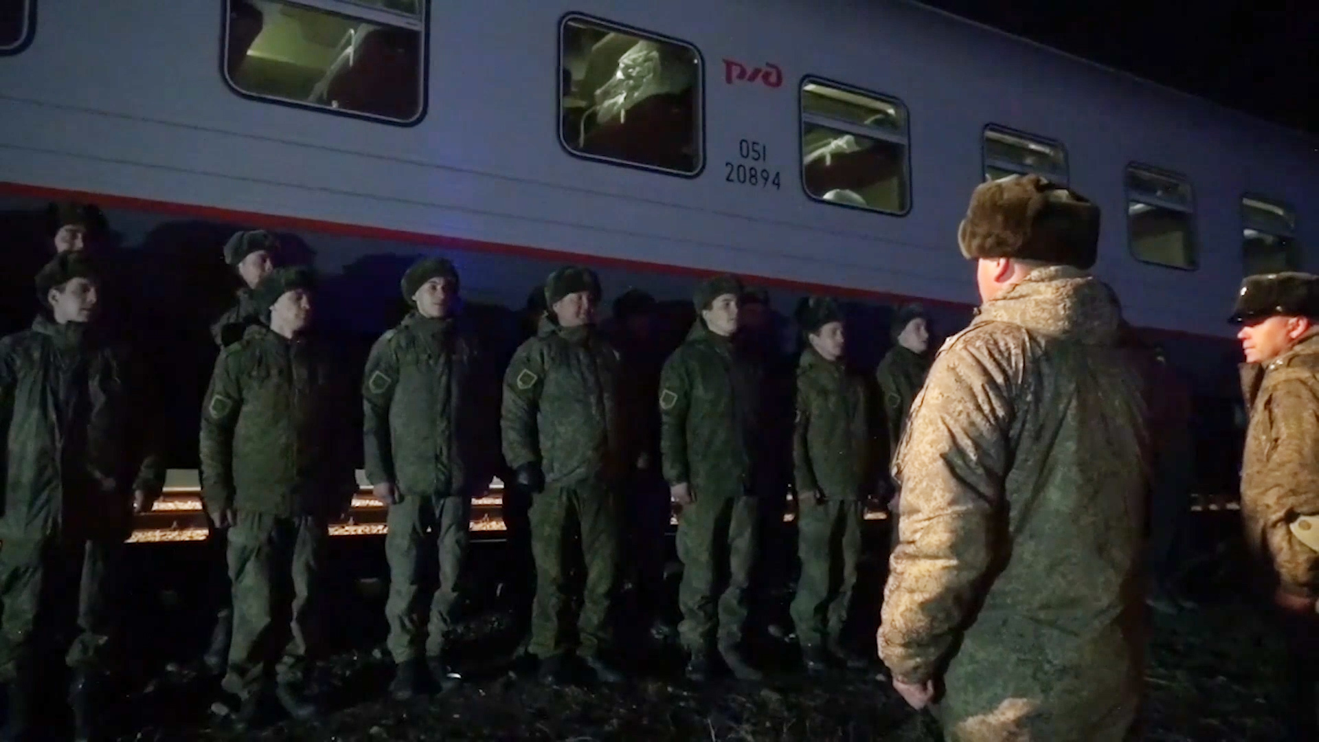 Минобороны показало кадры возвращения эшелона ЮВО в Чечню после учений в Крыму