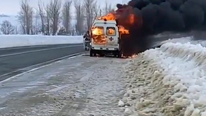 В Саратовской области прямо на дороге сгорела машина скорой помощи