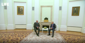 Путин тепло поприветствовал Лукашенко перед переговорами в Кремле