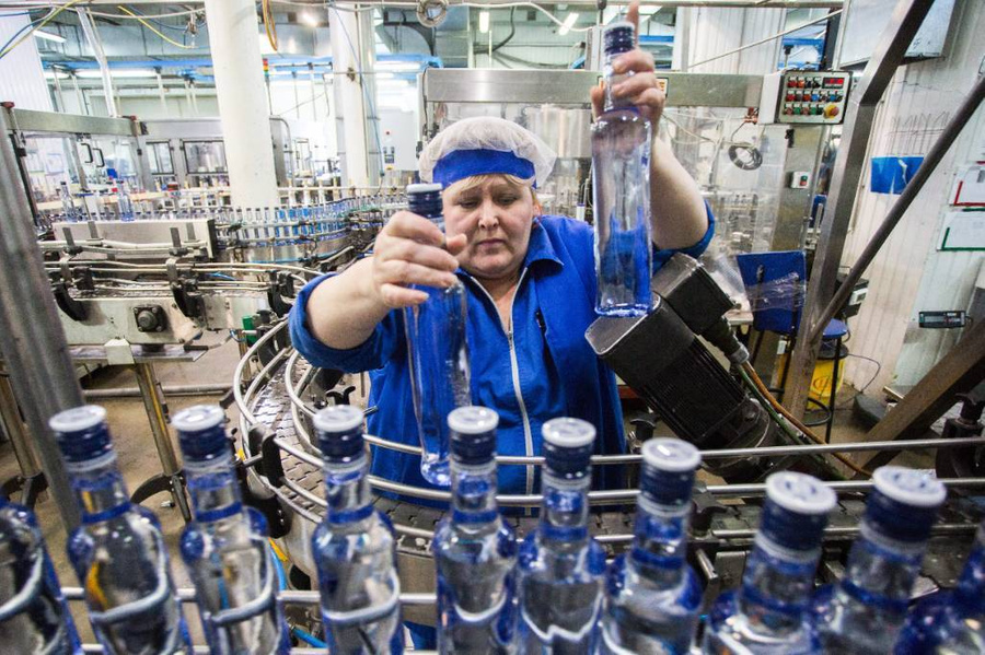 В цехе этикирования бутылок водки. Фото © ТАСС / Дмитрий Феоктистов