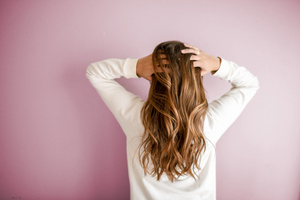 Трихолог Силюк перечислила причины выпадения волос после коронавируса