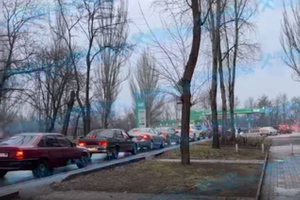 На заправках в Донецке начали образовываться огромные очереди