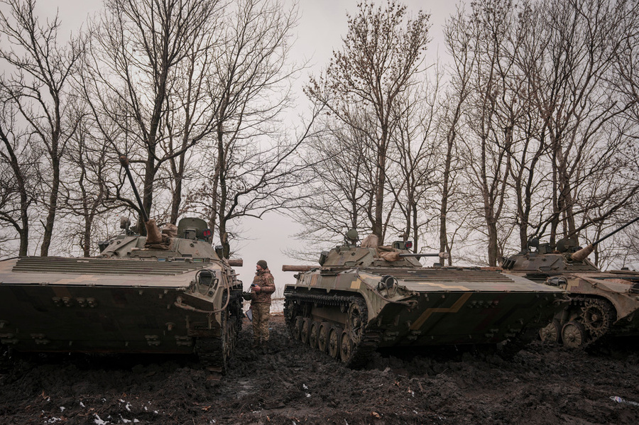 <p>Военные учения в Донецкой области на территории, подконтрольной штабу Операции объединённых сил Украины.<strong style="font-weight: bold;"> </strong>Фото © ТАСС / AP Photo / Vadim Ghirda</p>