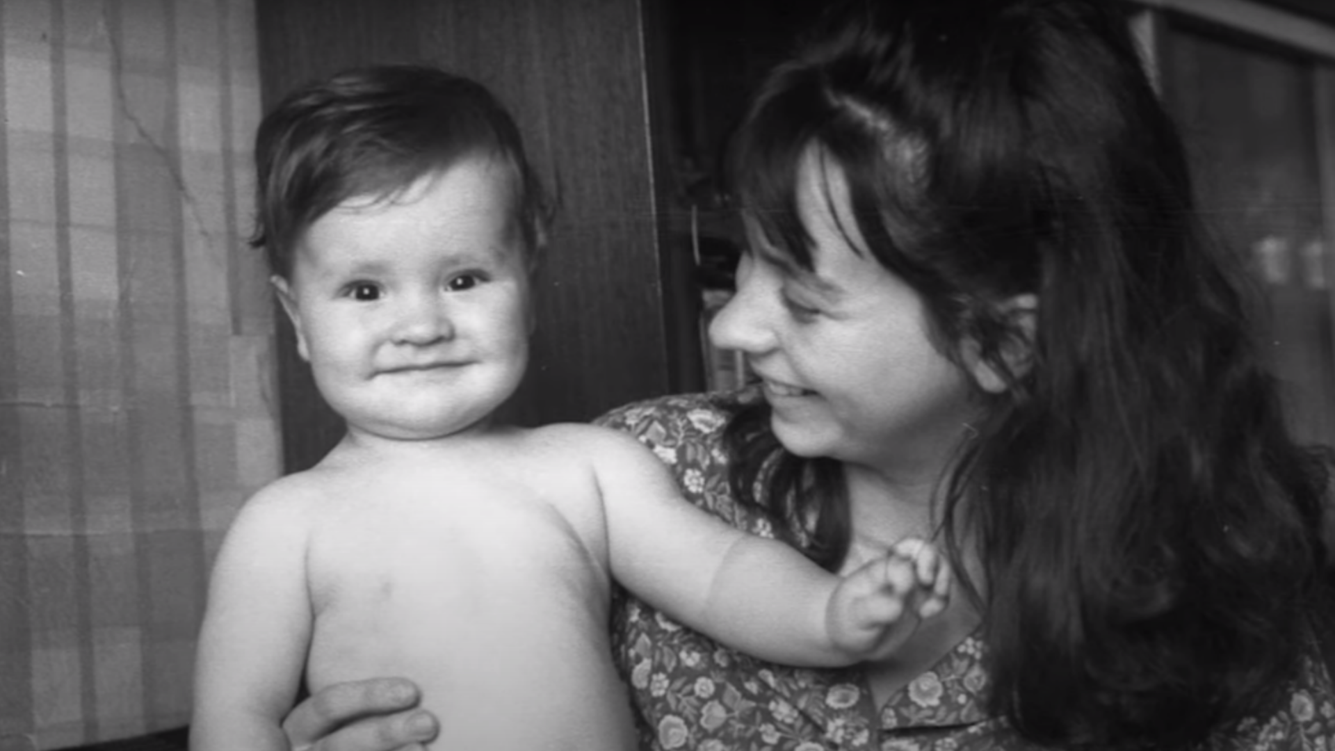 Эльмира Бикбова с сыном Петром. Кадр из фильма "Актриса Весна. Эльмира Бикбова-Шевчук" © YouTube / Семейный портрет