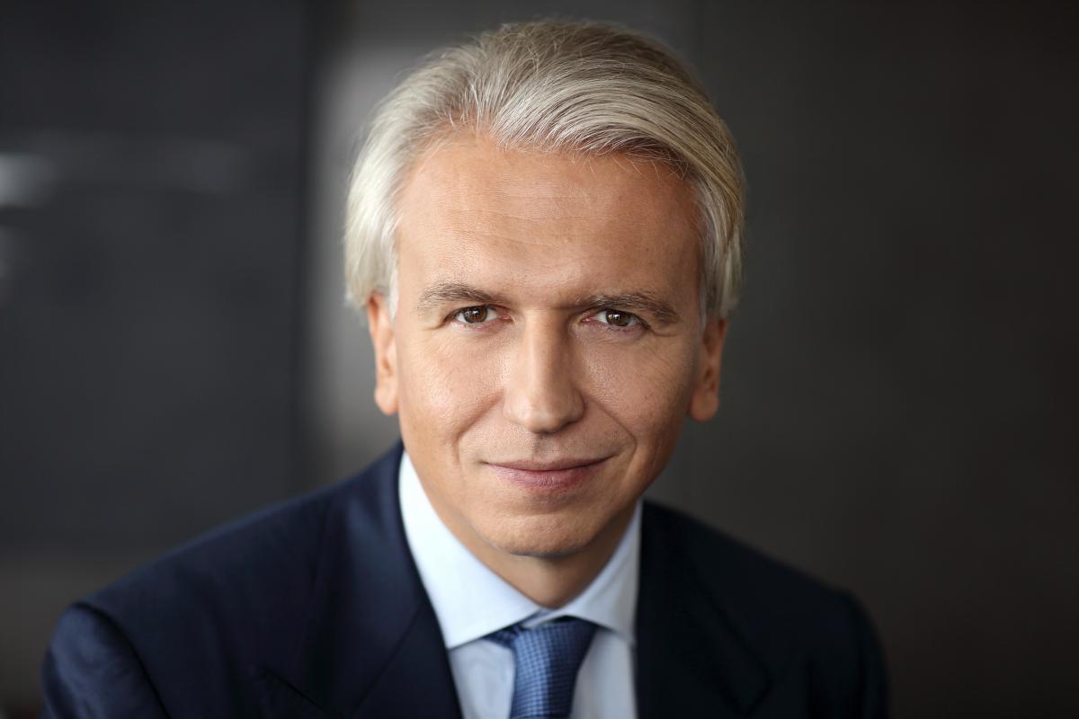 <p><em style="font-style: italic;">Для "Газпром нефти" важно быть одним из самых привлекательных работодателей в стране. В компании уже сформирована одна из лучших команд в отрасли и за её пределами, но мы всегда заинтересованы в привлечении новых компетентных, талантливых, увлечённых своей профессией сотрудников. Мы стремимся к тому, чтобы в "Газпром нефти" каждый сотрудник мог развиваться, работая при этом на общий результат. Это важный для нас приоритет, и мы целенаправленно создаём новые возможности для такого развития, в том числе на базе нашего Корпоративного университета</em></p>