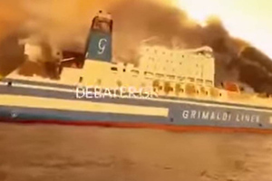 На горящем в Ионическом море лайнере прогремели взрывы