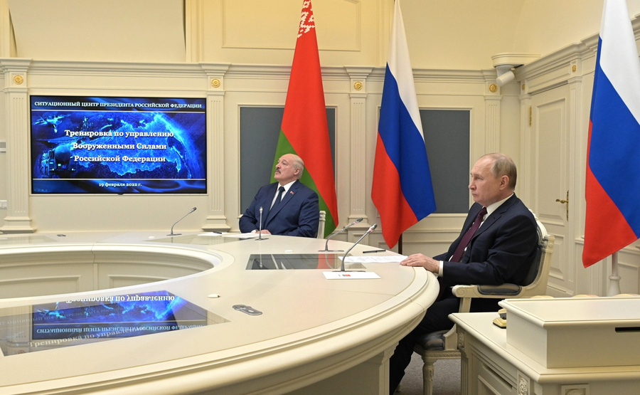 Александр Лукашенко и Владимир Путин наблюдают за учениями. Фото © Kremlin.ru