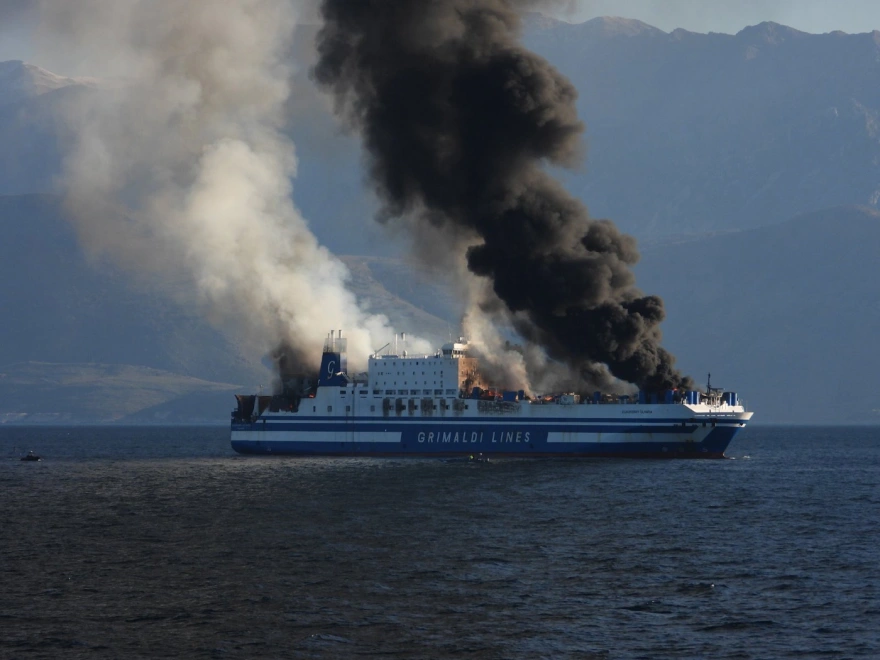 Горящий в Ионическом море лайнер Euroferry Olympia. Фото © Europost.gr