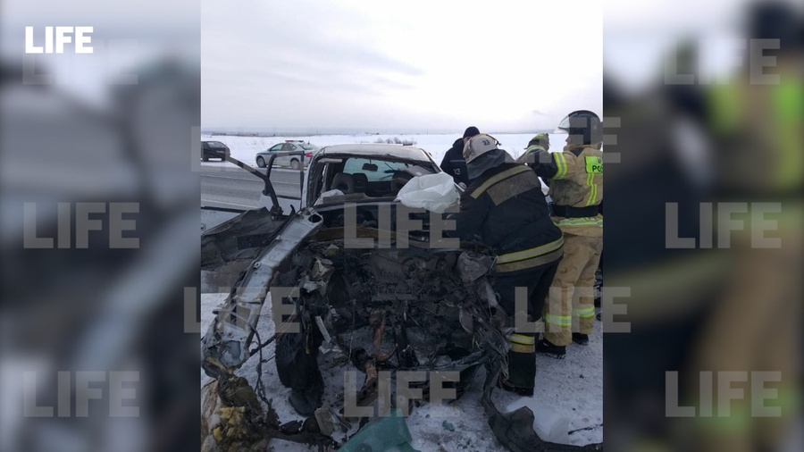 <p>Последствия столкновения двух легковых автомобилей на трассе Р-255 "Сибирь". Фото © LIFE</p>