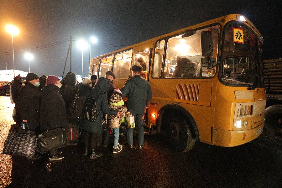 <p>Прибытие эвакуированных жителей Донбасса в Ростовскую область. Фото © ТАСС / Эрик Романенко</p>