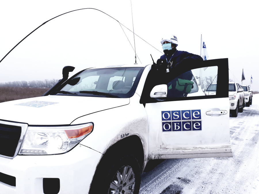 Наблюдатель СММ ОБСЕ. Обложка © Facebook / OSCE SMM — Special Monitoring Mission to Ukraine
