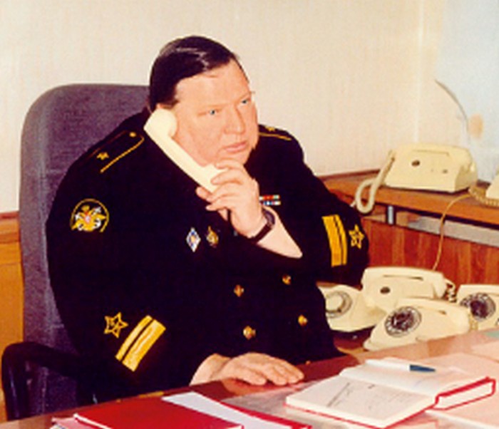 Контр-адмирал Угрюмов в рабочем кабинете. Фото © ООО "Издательский дом "Звезда" / Из личного архива