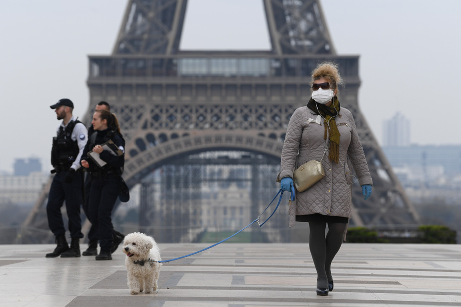 Француженка в медицинской маске и перчатках в Париже, Франция. Фото © Getty Images / Pascal Le Segretain