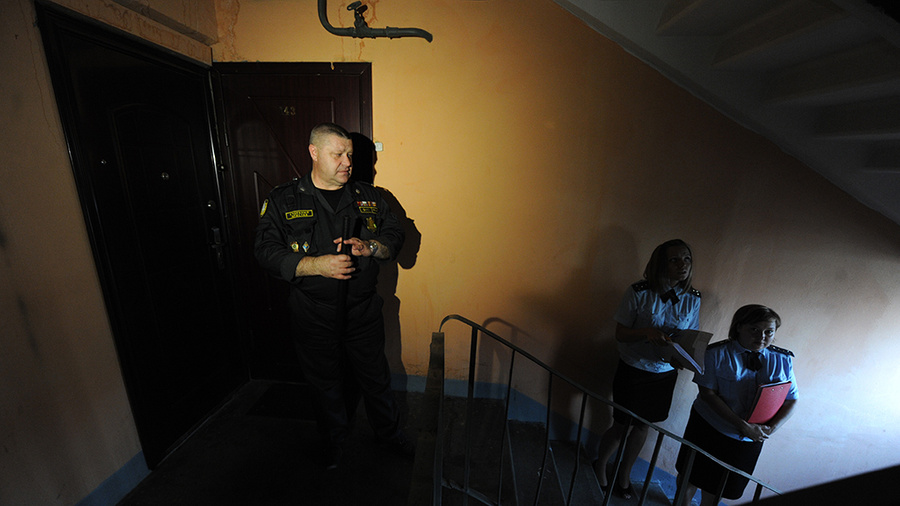 Судебный пристав во время рейда по выселению из квартир должников за неуплату коммунальных услуг. Фото © ТАСС / Руслан Шамуков