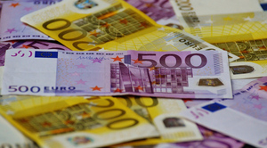 Курс евро упал до 86 рублей после заявления Пескова об обеспокоенности санкциями США