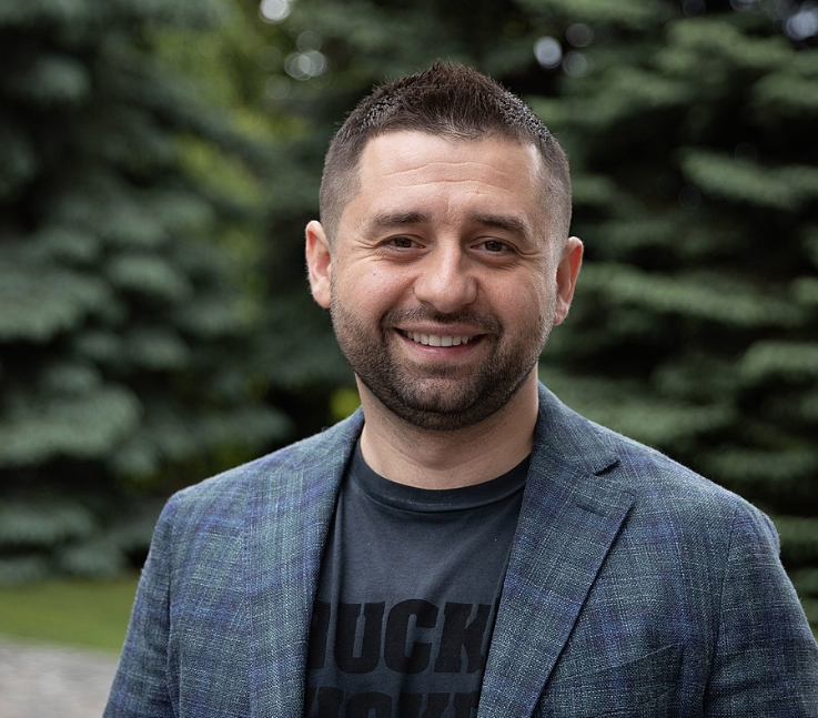 <p>Люди должны понимать, что эта (паника) стоит сейчас Украине два-три миллиарда долларов каждый месяц… Потому что мы не можем брать в долг на иностранных рынках, потому что бешеные ставки, мы новый рекорд сегодня установили. Порты. Эти учения возле портов — много экспортёров отказываются. Мы считаем каждый день потери экономики</p>