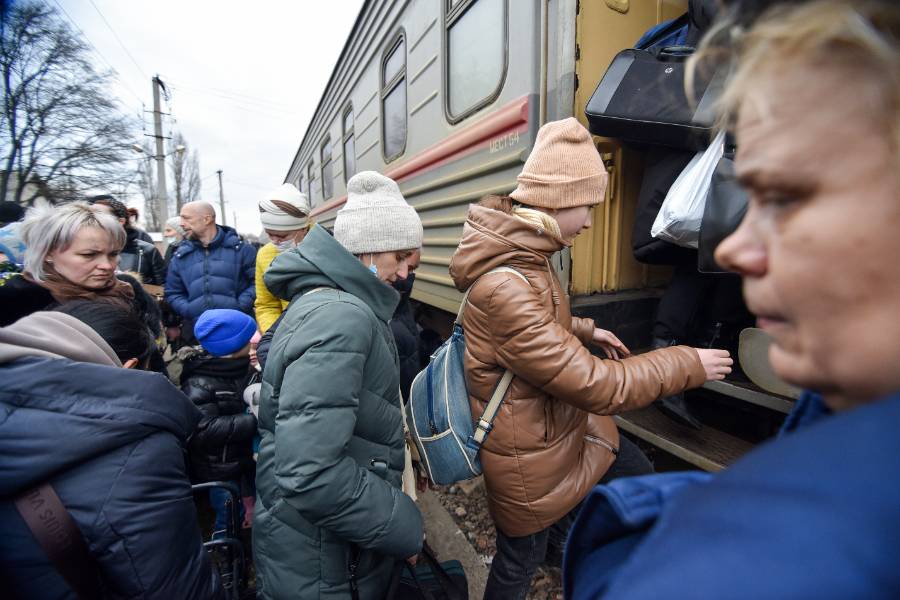 Первые группы беженцев из Донбасса прибыли в Волгоградскую и Курскую области