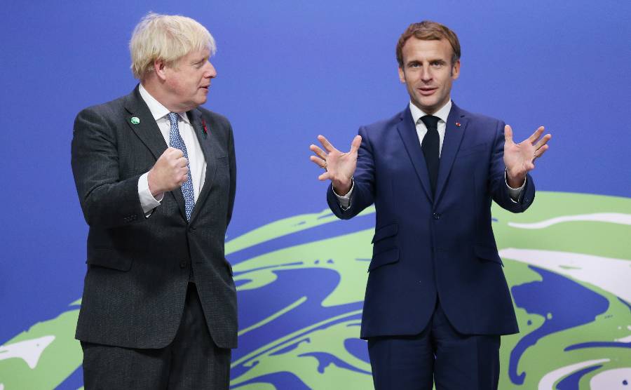 <p>Премьер-министр Великобритании Борис Джонсон (слева) и  президент Франции Эмманюэль Макрон (справа). Фото © ТАСС \ EPA \ Robert Perry</p>