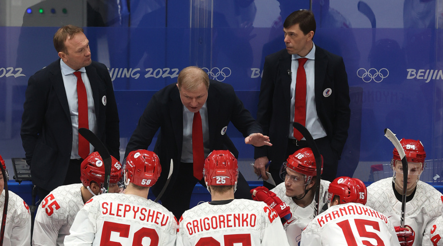 Алексей Жамнов (в центре) и его тренерский штаб. Фото © Федерация хоккея России