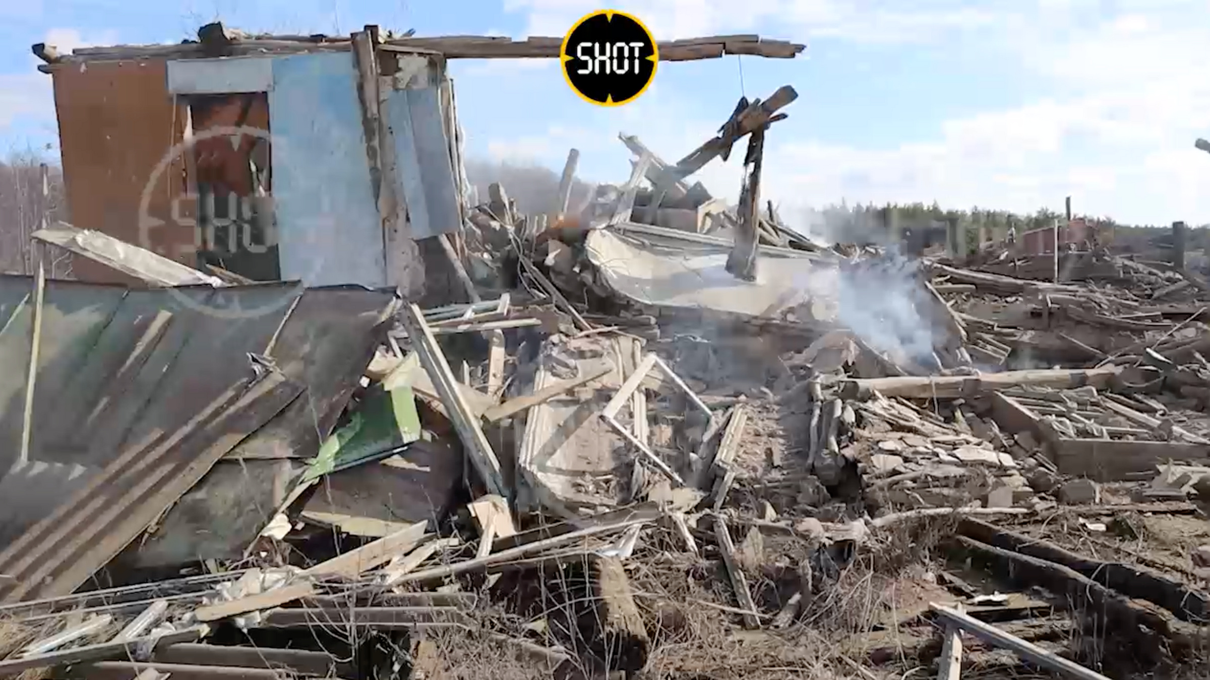 Разрушенные дома после артиллерийского обстрела. Фото © t.me/shot_shot