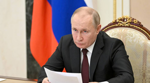 Путин заявил Шольцу и Макрону, что собирается подписать указ о признании ЛНР и ДНР